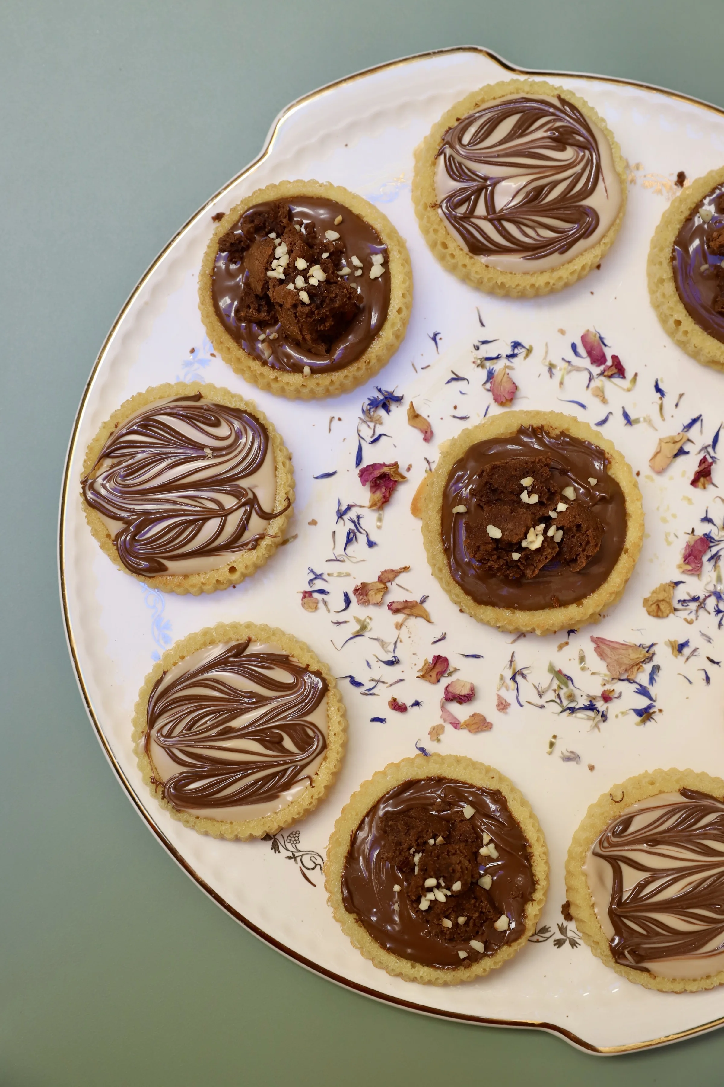 Petites tartelettes au chocolat et fleurs séchées