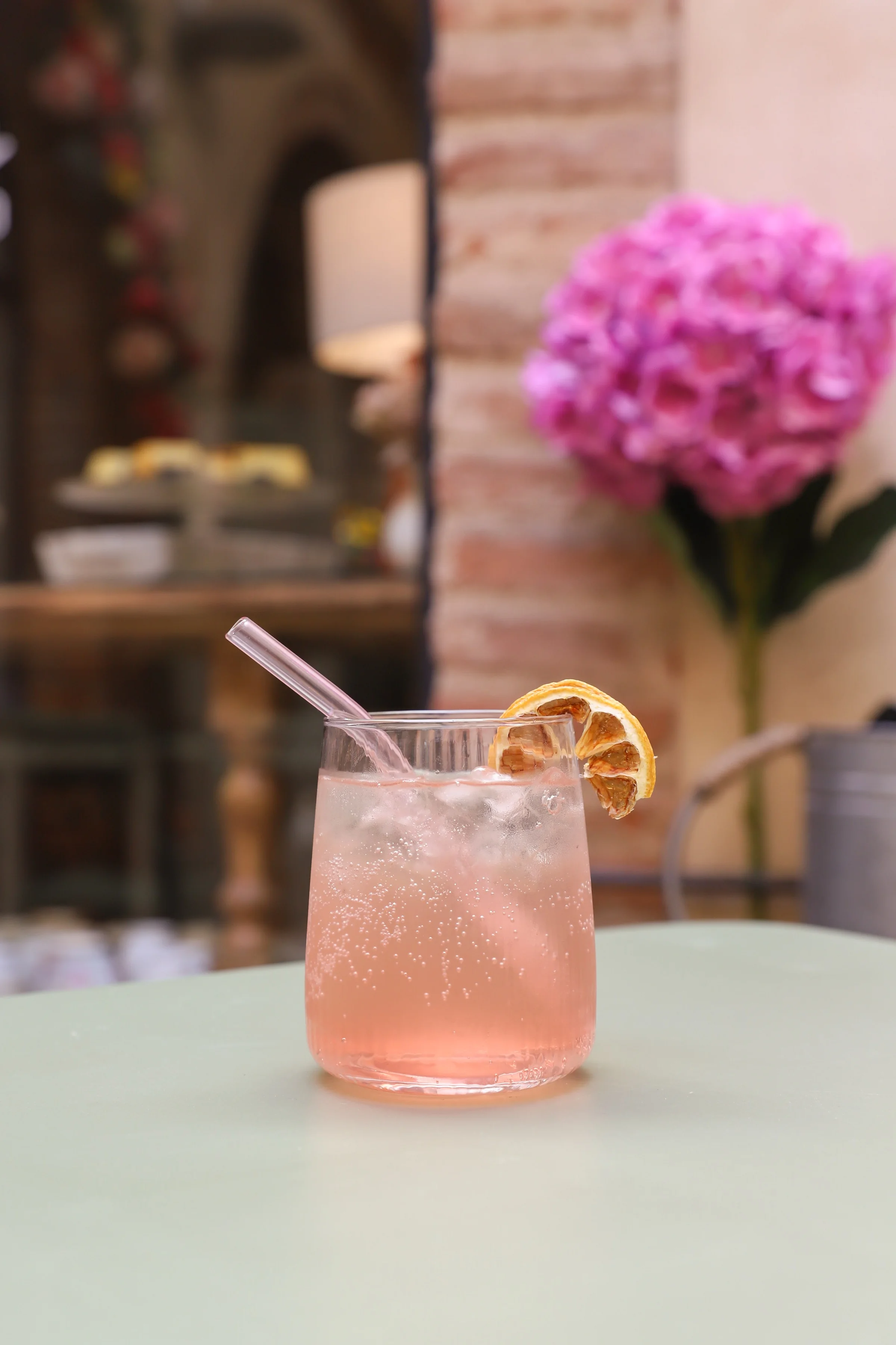 Boisson rose maison avec fleurs fraîches