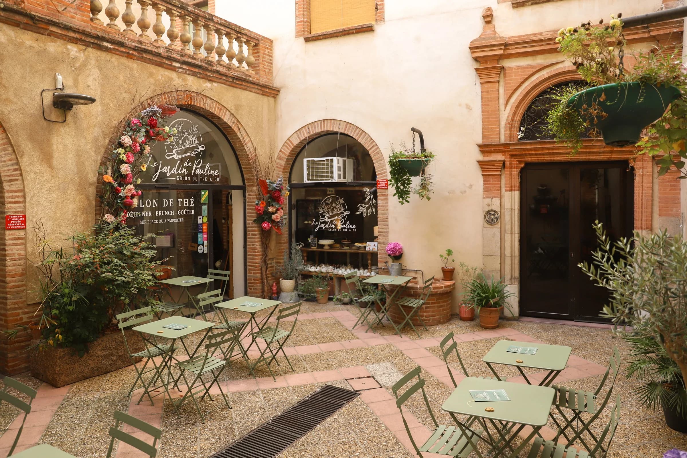 La cour ombragée du Jardin de Pauline