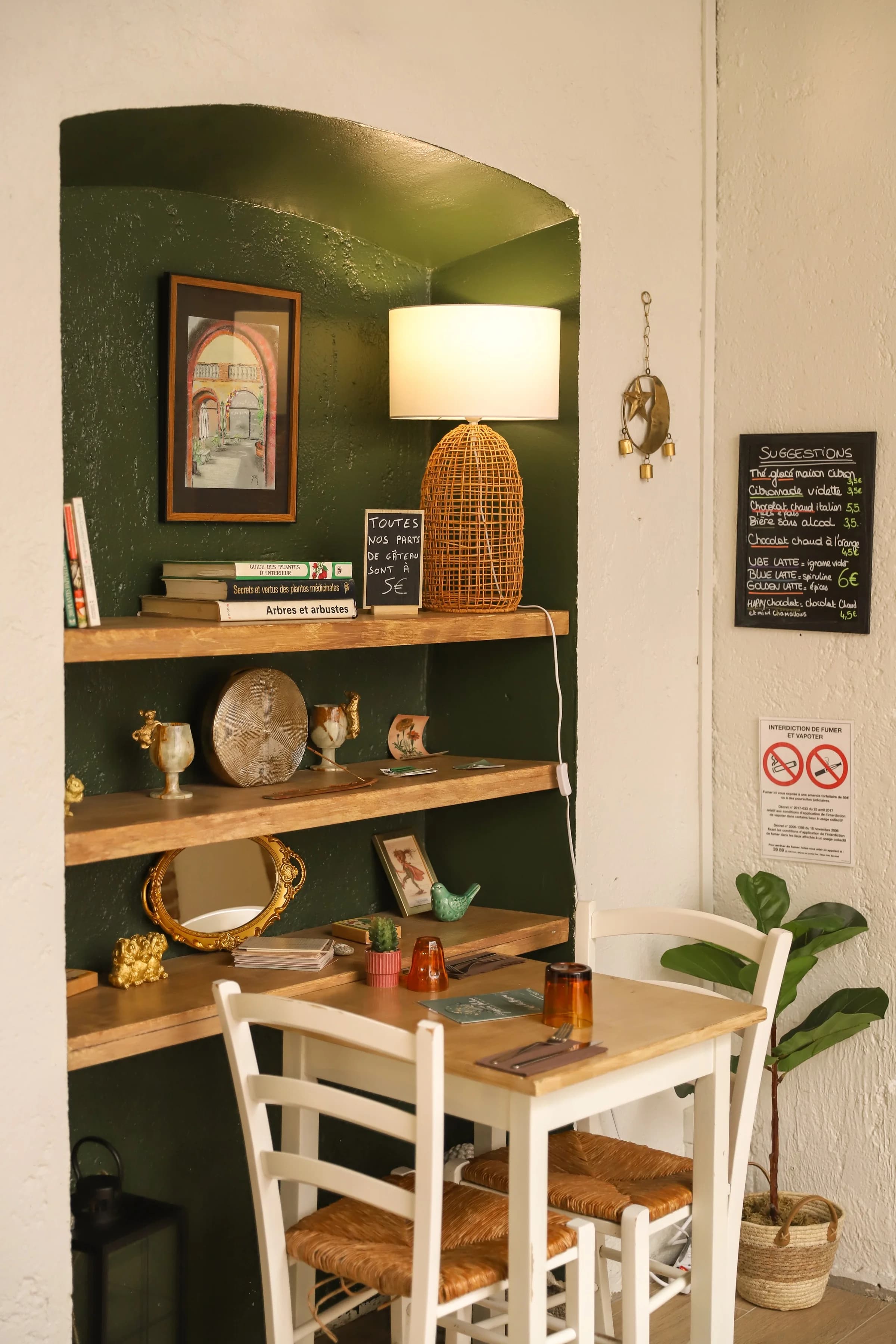 Le décor intérieur chaleureux du salon de thé